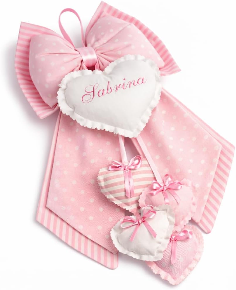 Fiocco Nascita personalizzato con nome sul cuore. Dimensione 52 x 35 cm.. (Pois-rosa)