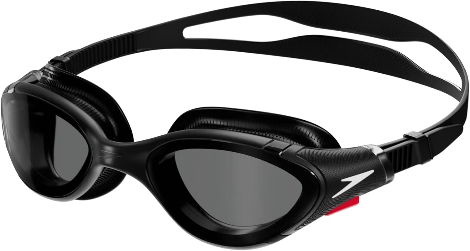 Occhialini da nuoto Speedo Biofuse 2.0 neri e azzurri su sfondo bianco, ideali per piscina e mare.