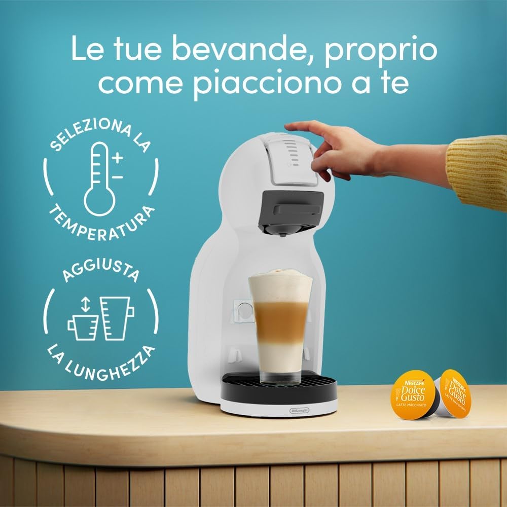 Macchina da caffè De'Longhi Mini Me 2 posizionata elegantemente sul piano di una cucina moderna e luminosa.