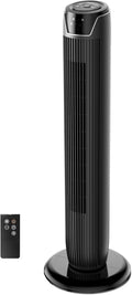 Ventilatore a torre silenzioso Midea FZ10-17JR di colore nero in un soggiorno moderno.