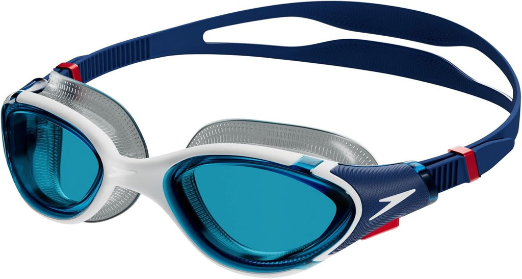Nuotatore in piscina che indossa gli occhialini Speedo Biofuse 2.0 durante una sessione di allenamento in acqua.