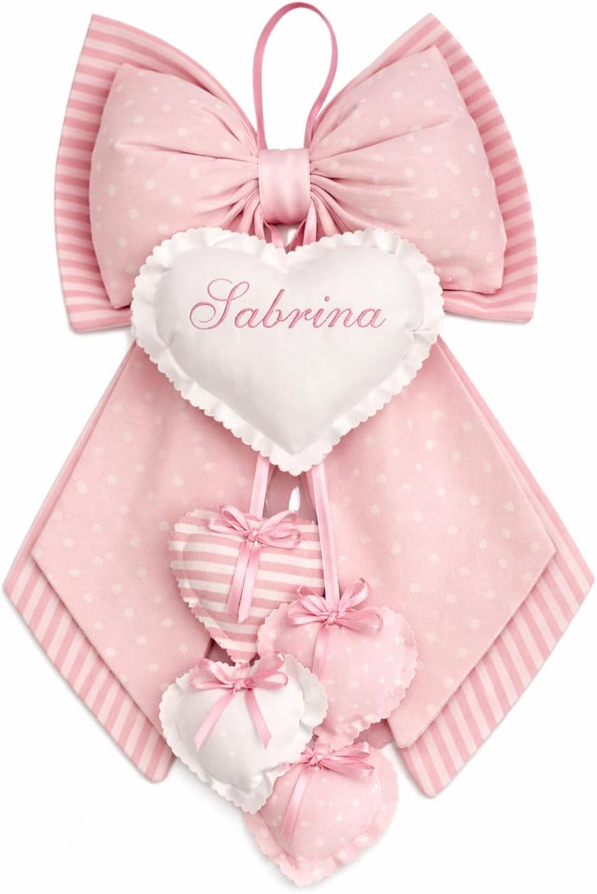 Fiocco Nascita personalizzato con nome sul cuore. Dimensione 52 x 35 cm.. (Pois-rosa)