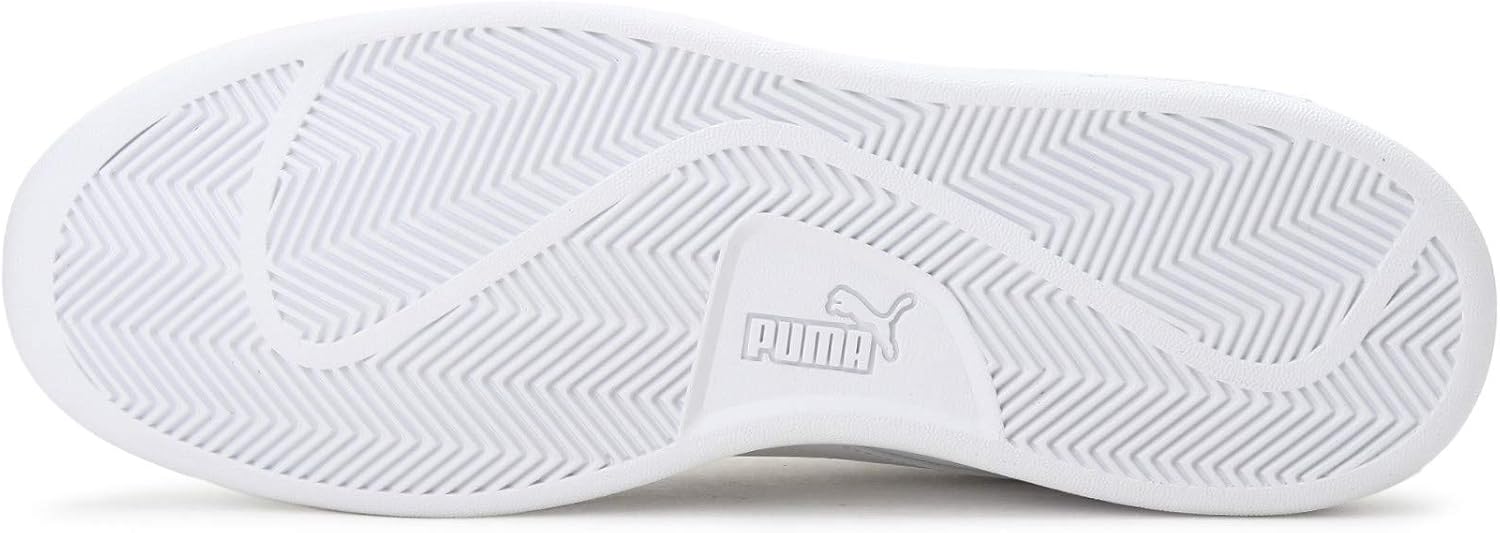Primo piano della tomaia in morbida pelle bianca delle Puma Smash V2 L con cuciture rifinite.