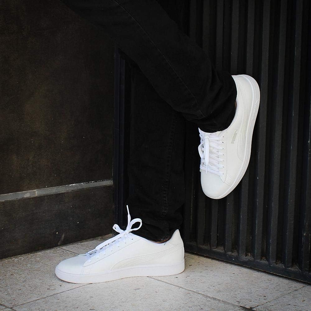 Dettaglio del tallone delle scarpe Puma Smash V2 L con logo Puma Cat nero su sfondo in pelle bianca.
