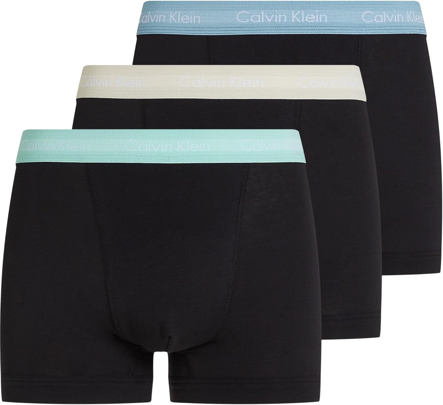 Tre boxer Calvin Klein uomo nei colori classico nero, grigio e bianco piegati con cura.