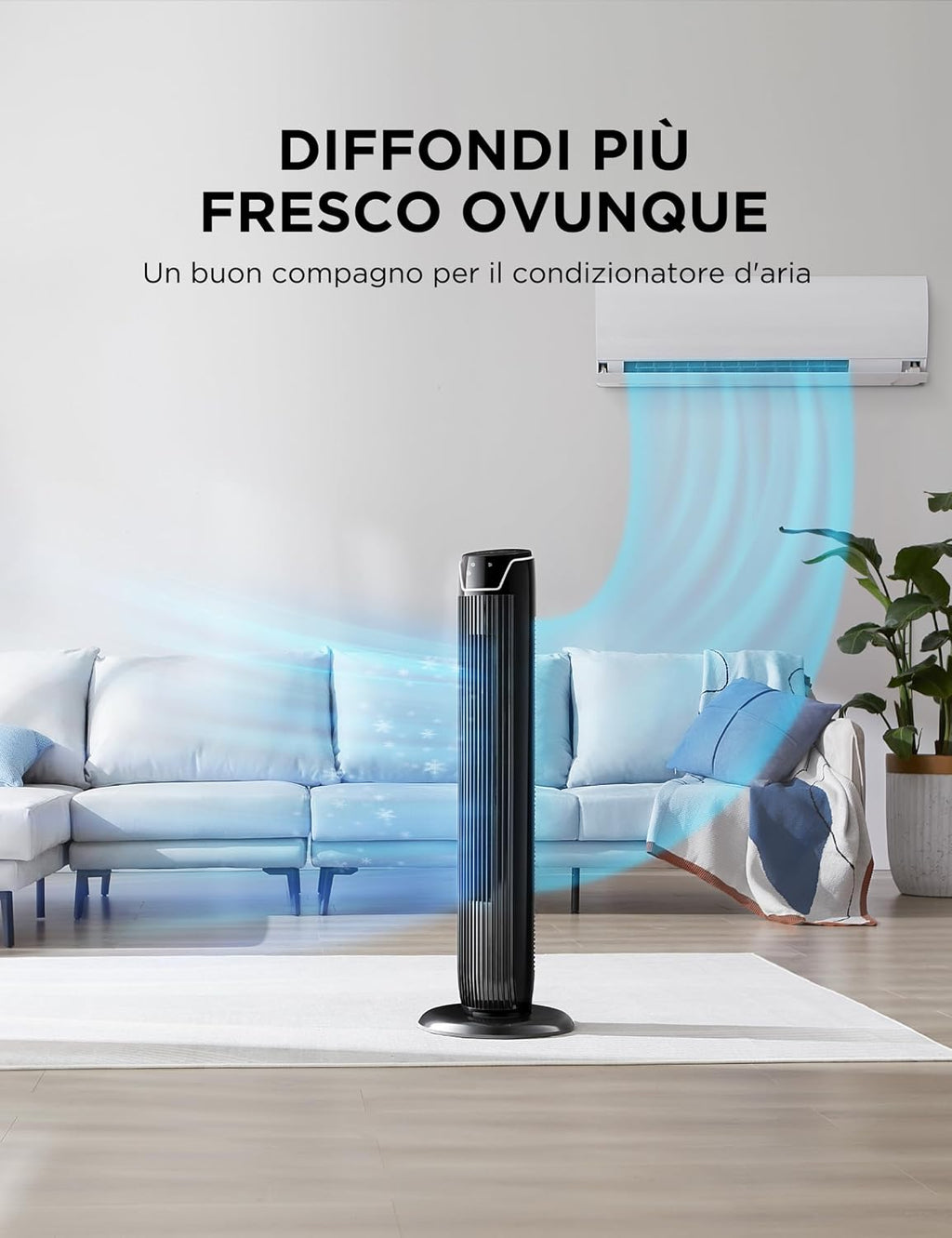 Ventilatore a terra Midea posizionato vicino a un divano in un salotto luminoso e fresco.