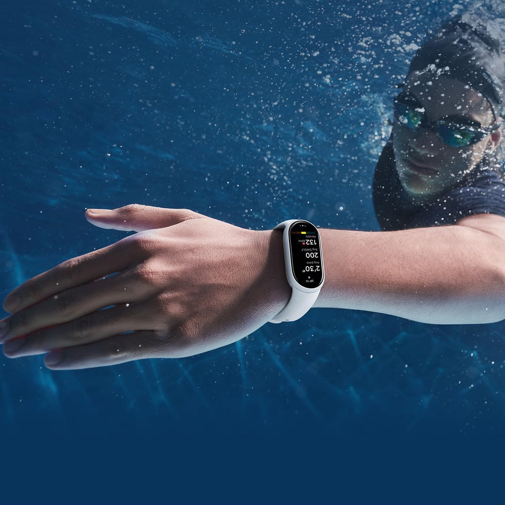 Xiaomi Smart Band 10 indossato durante una sessione di nuoto in piscina, resistente all'acqua.