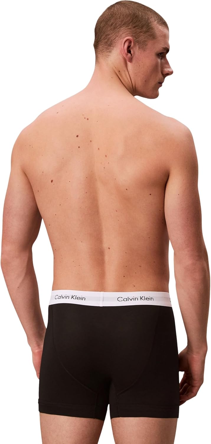 Dettaglio della fascia elastica con logo Calvin Klein su boxer da uomo in cotone elasticizzato.