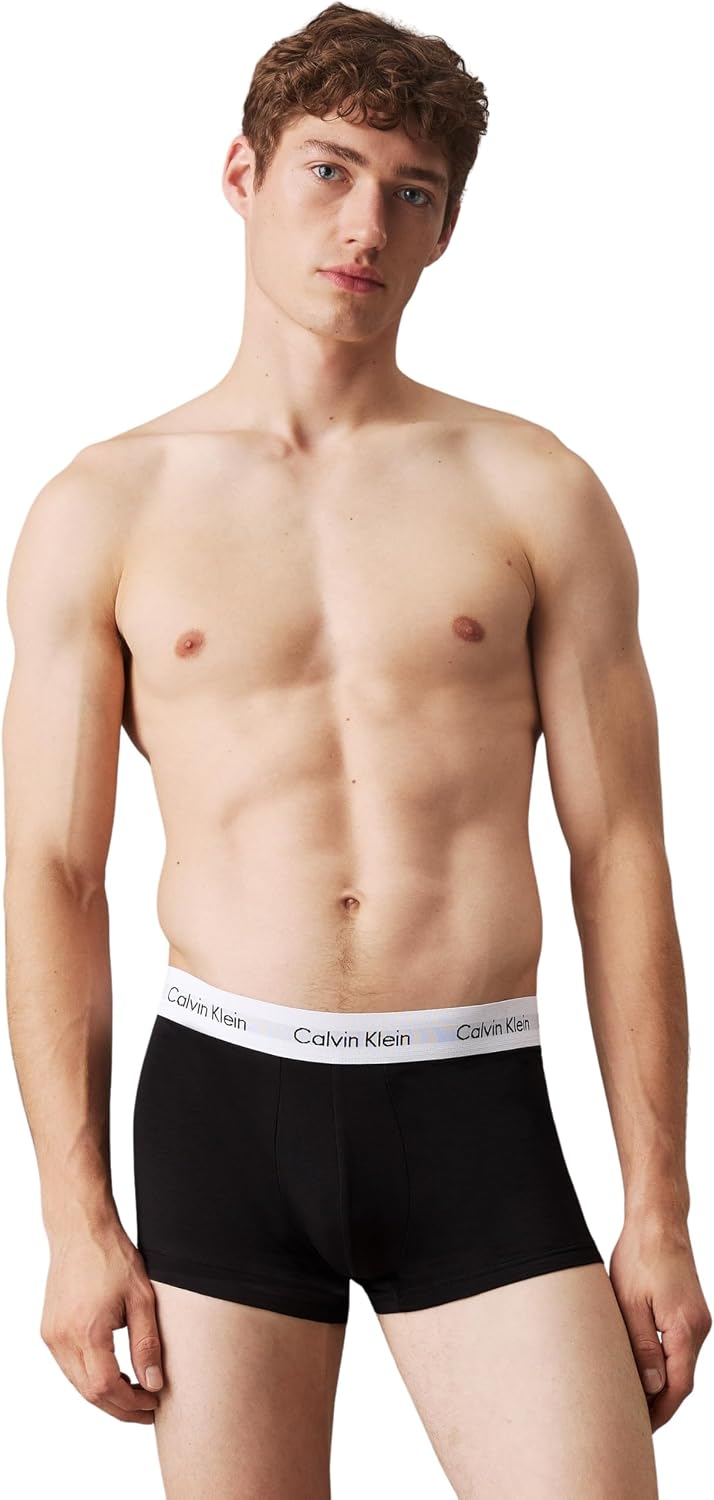 Dettaglio laterale di boxer Calvin Klein uomo nero in cotone elasticizzato indossato da un modello.