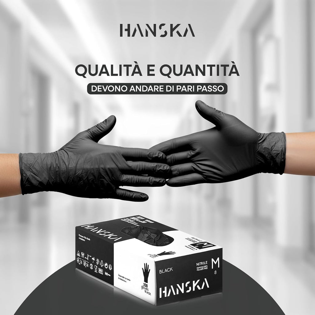 Persona che indossa un guanto monouso in nitrile nero HANSKA, mostrando una vestibilità perfetta ed ergonomica.