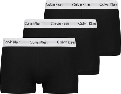Confezione da 3 boxer uomo Calvin Klein colorati in cotone elasticizzato disposti su sfondo bianco.