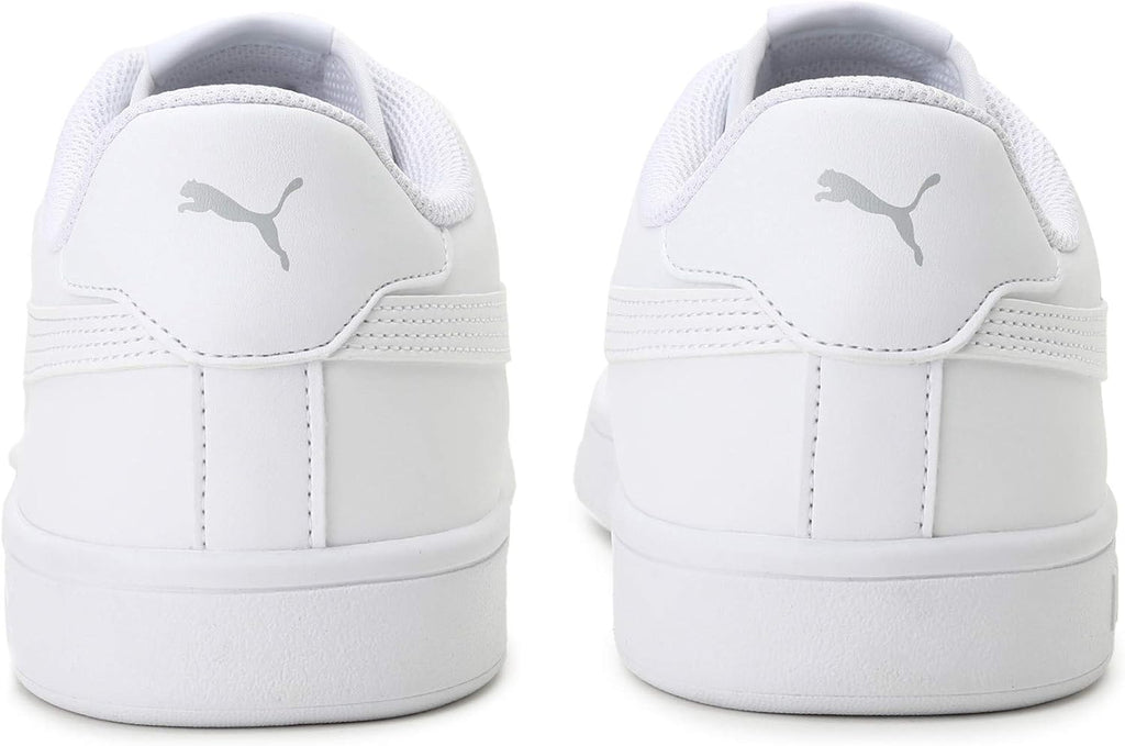Scarpe sportive Puma Smash V2 L bianche indossate con un outfit casual, vista dall'alto.
