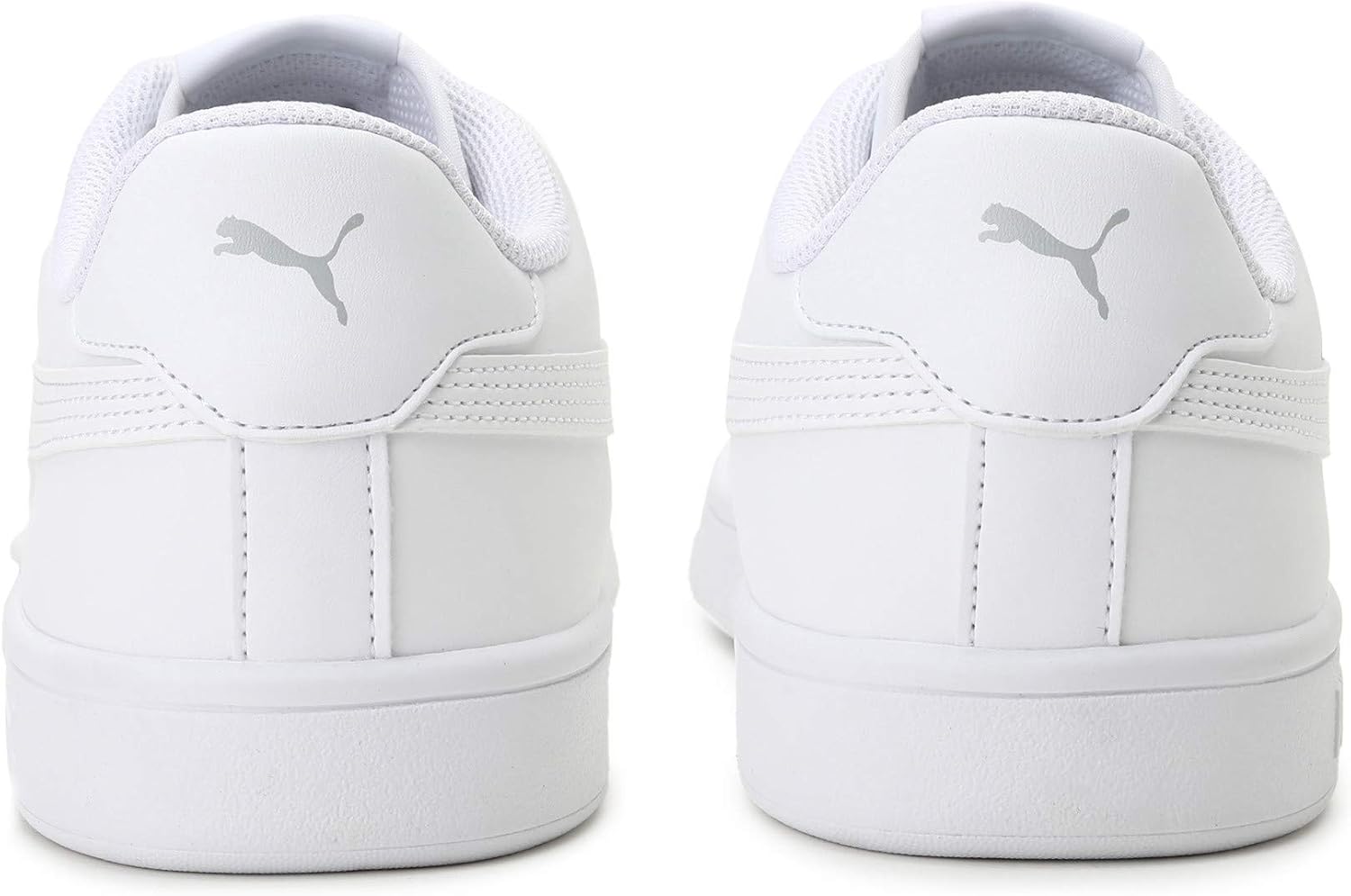 Scarpe sportive Puma Smash V2 L bianche indossate con un outfit casual, vista dall'alto.