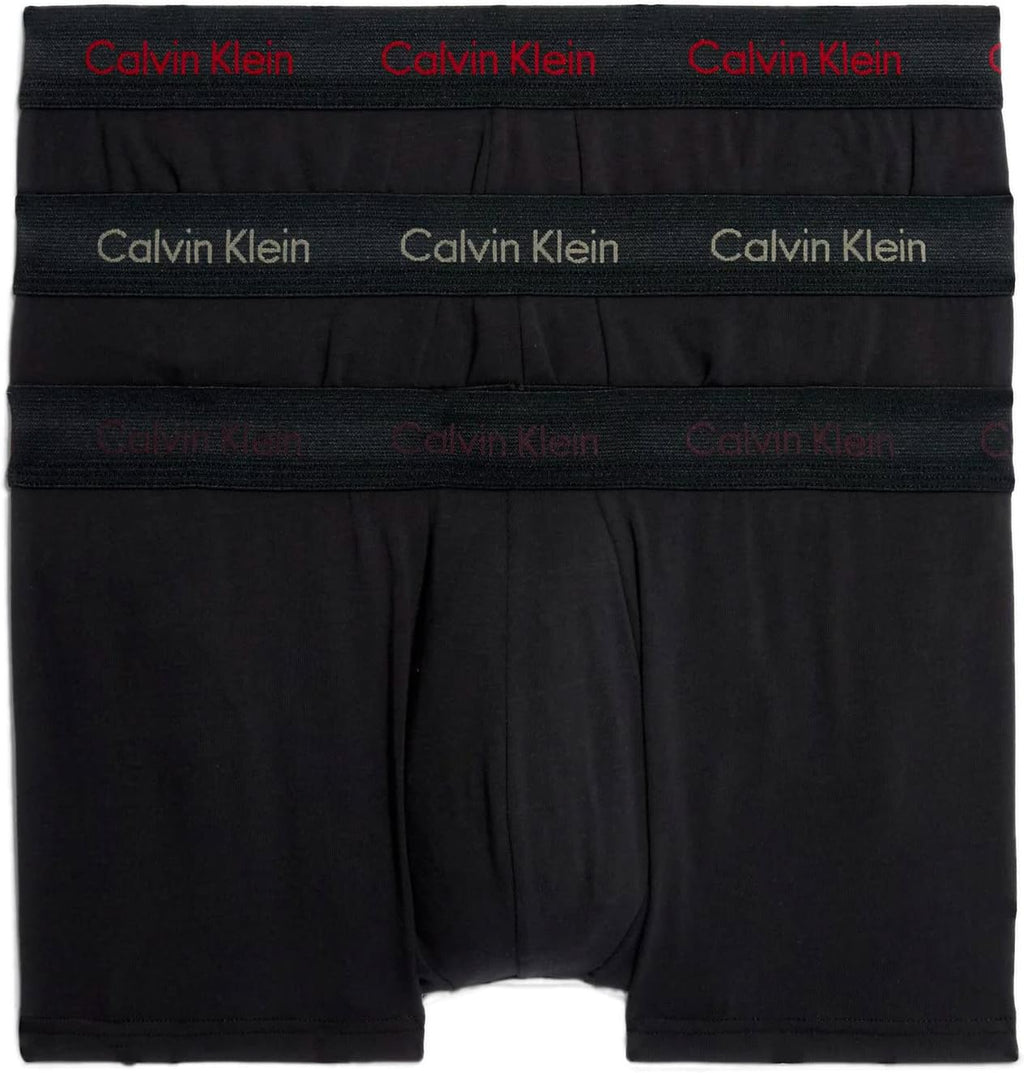 Modello indossa boxer elasticizzato Calvin Klein azzurro, vestibilità comoda e moderna.