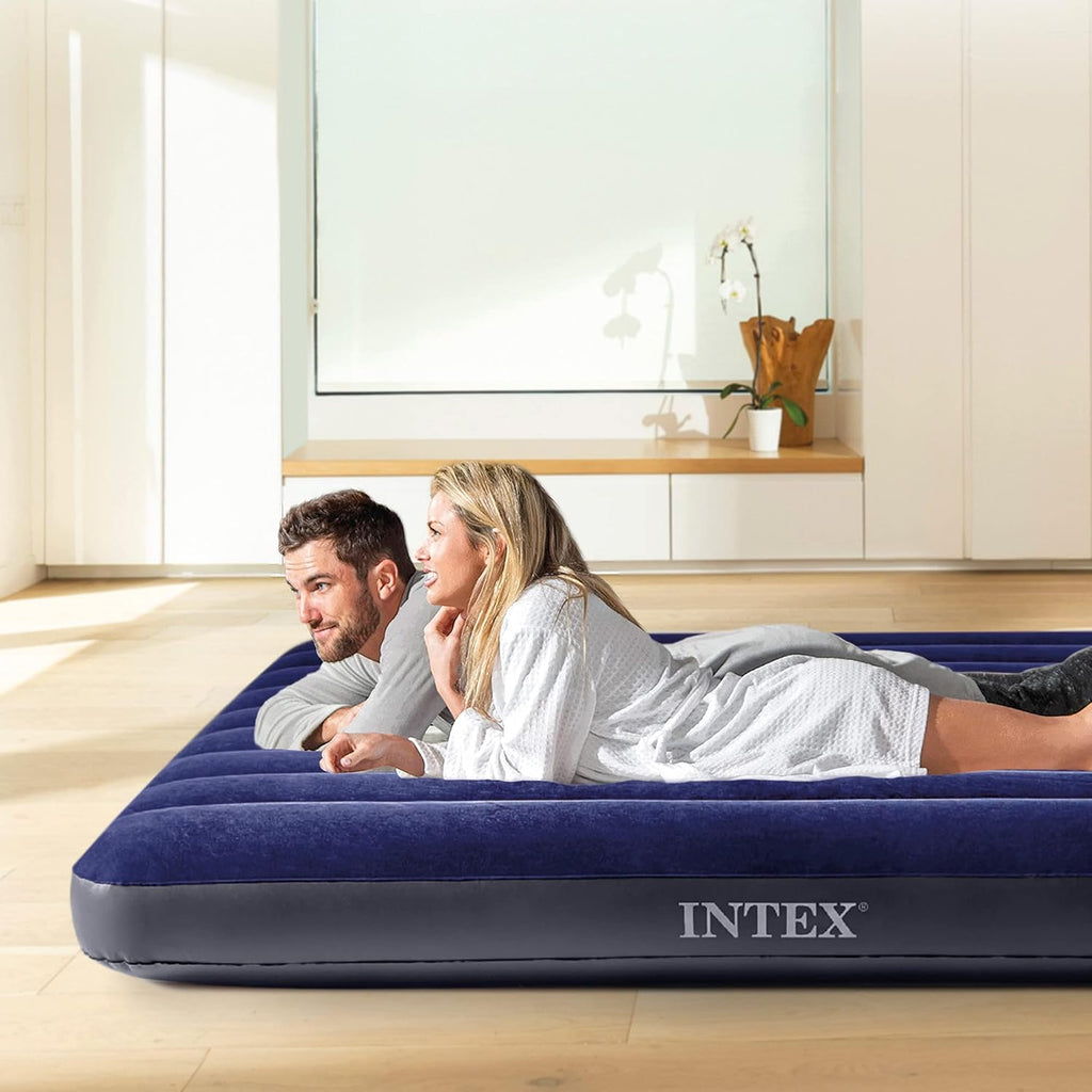 Intex 64765 - Materasso Gonfiabile Classic Downy Matrimoniale, Due Cuscini e Pompa Manuale, PVC, Blu, 152x203x25 cm
