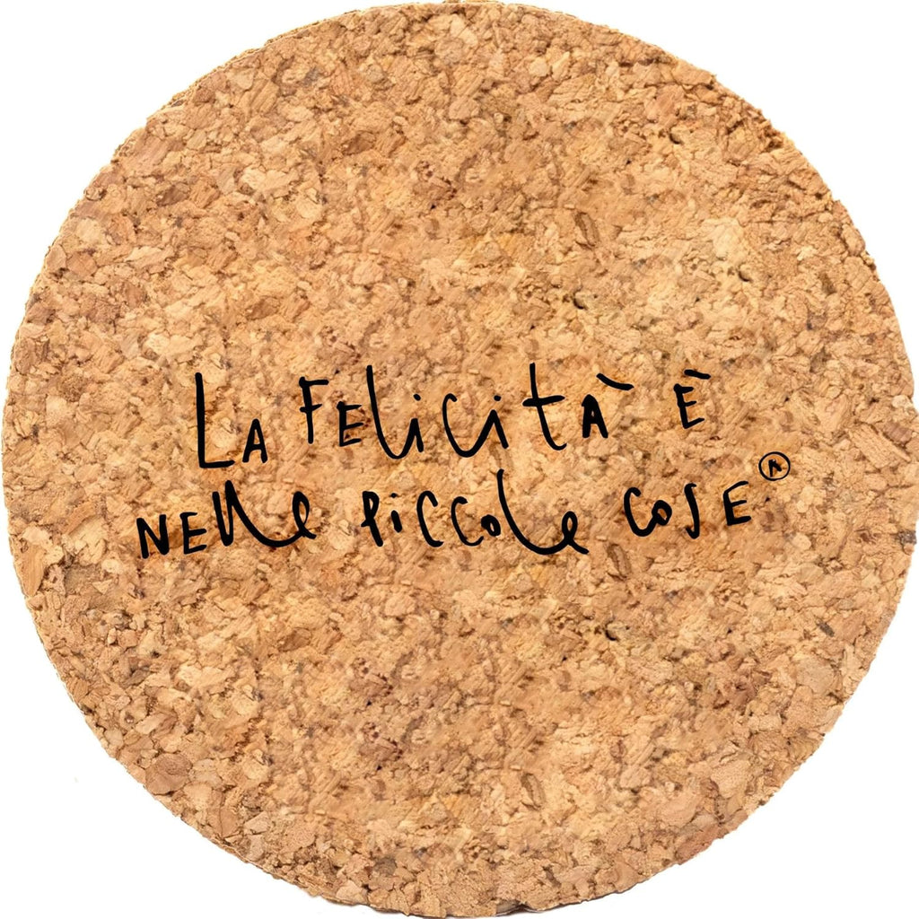 Dettaglio del fondale di ghiaia decorativa sul fondo del vaso in vetro con il Marimo originale.