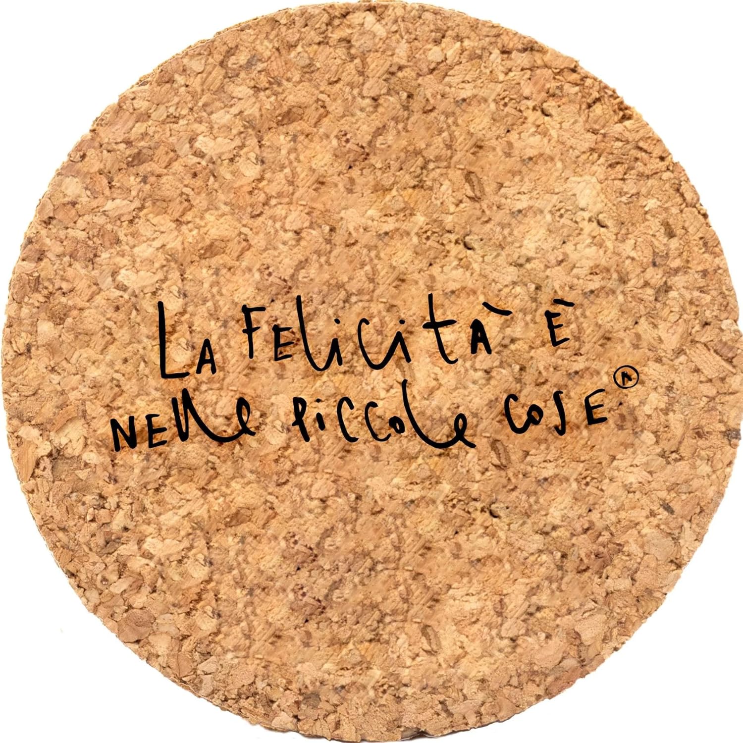 Dettaglio del fondale di ghiaia decorativa sul fondo del vaso in vetro con il Marimo originale.