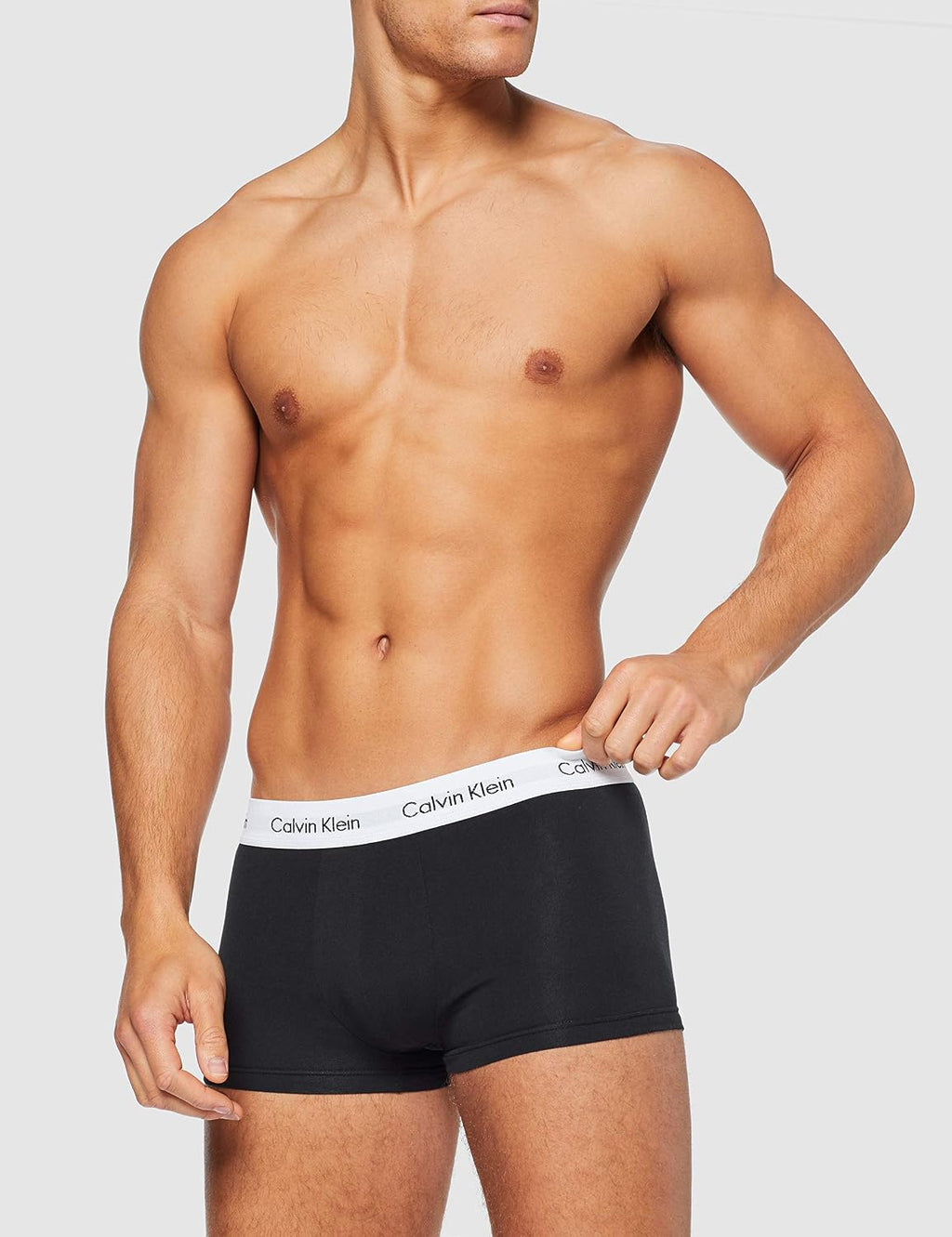 Primo piano del tessuto in cotone traspirante e delle cuciture resistenti dei boxer uomo Calvin Klein.