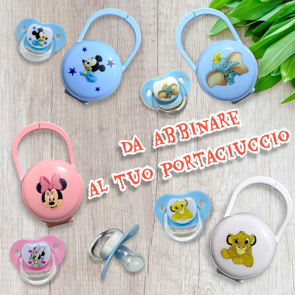 Catenella portaciuccio azzurra e grigia con nome personalizzato per neonato, agganciata a un ciuccio azzurro.