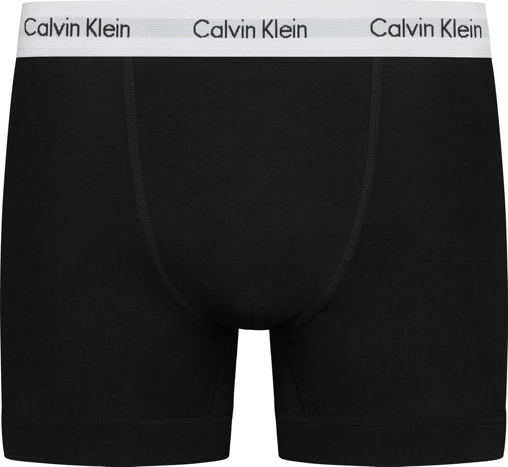 Primo piano del tessuto in cotone elasticizzato dei boxer Calvin Klein, cuciture piatte comfort.